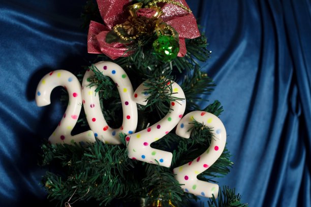 2022年新年快乐。圣诞树上的白色数字图片下载