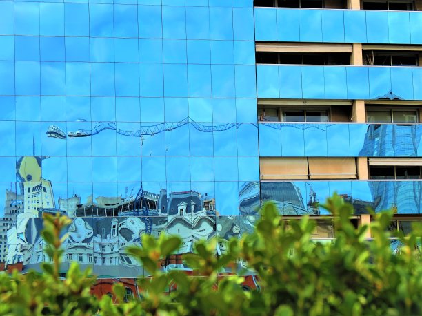 透过窗户看到的马德罗港建筑。图片下载