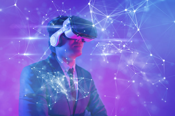 超境数字网络世界技术，人带着虚拟现实VR眼镜玩AR增强现实游戏和娱乐，未来生活方式图片下载