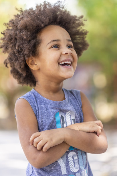 一个美丽快乐的孩子微笑的肖像图片下载