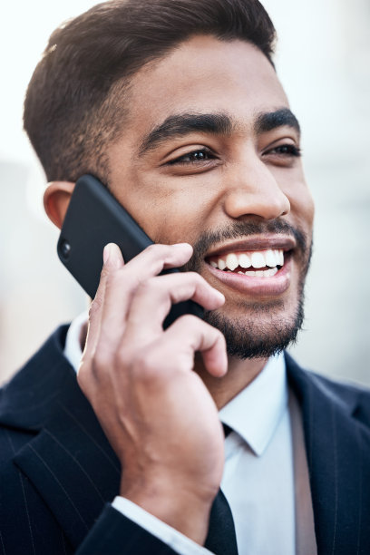 年轻有为的商人独自站在户外使用手机图片下载