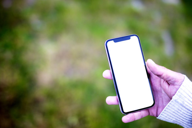 女人拿着手机图片下载