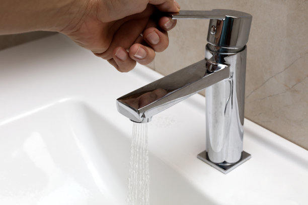 手打开水龙头。近距离图片下载