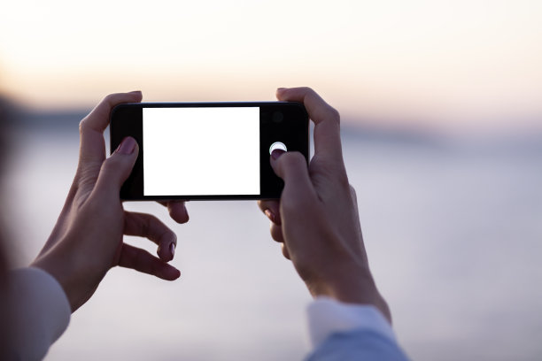 女人拿着手机图片下载