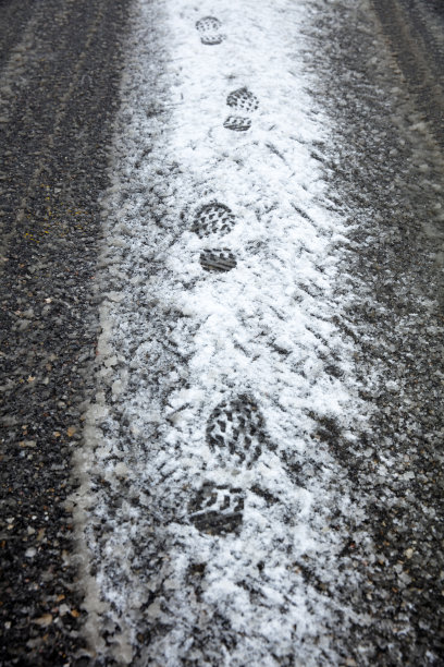 雪地上有人类的脚印图片下载