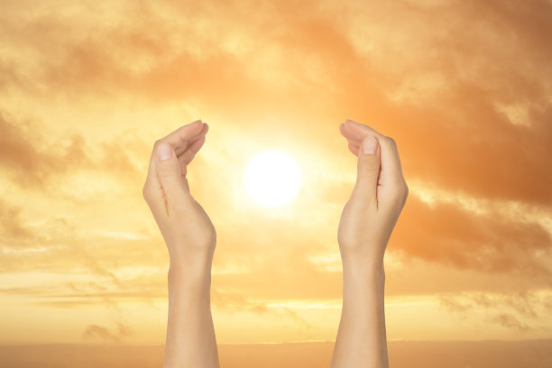 张开的手掌捧着夕阳背景下的天空。旅行和灵感，冥想的概念图片下载