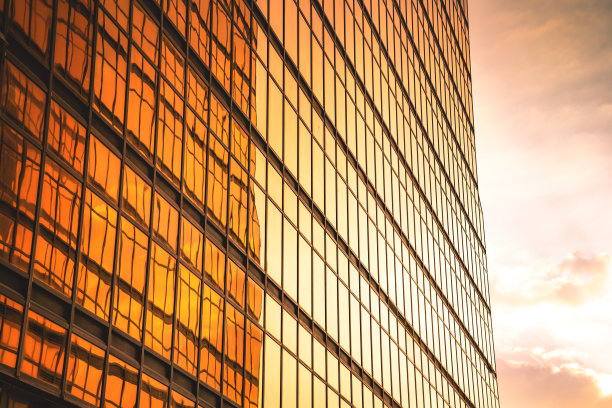 仰望着公司大楼的玻璃反光图片下载