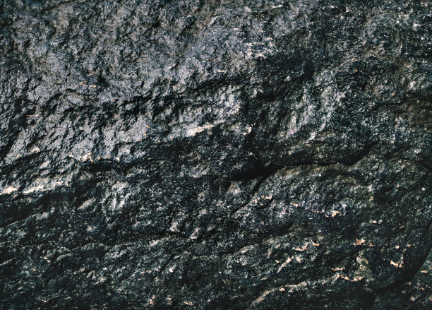 粗糙的黑色石材纹理。自然枯燥乏味的背景。图片下载