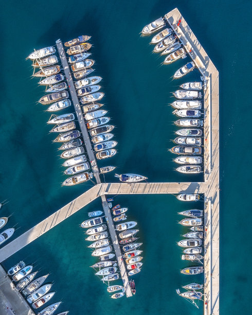 鸟瞰图的Rovinj码头与许多船。克罗地亚伊斯特里亚。图片下载