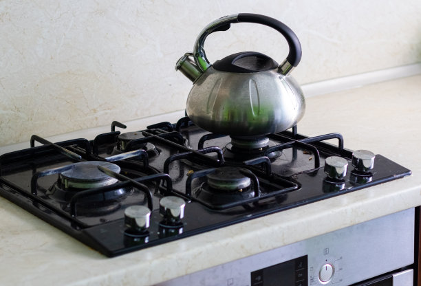 煤气炉在做饭时被弄脏了，炉子上有油。屋子里乱七八糟图片下载