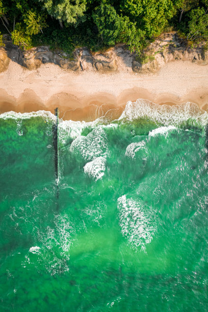 美妙的蓝色波浪在波罗的海。在海边度假。图片下载