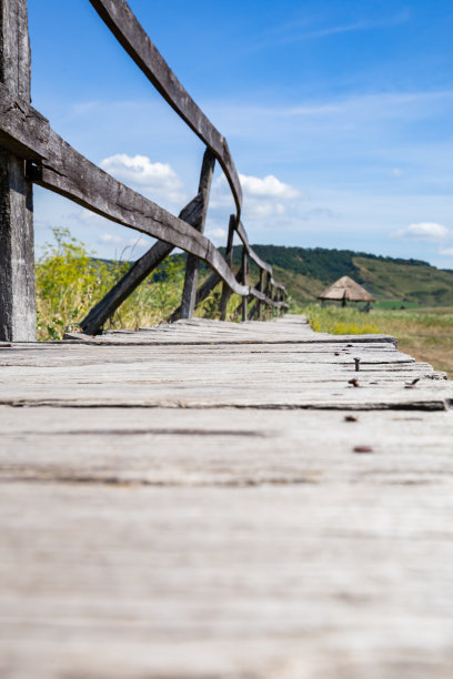 在罗马尼亚西北部的克卢日县，古老的木制木板路，旁边有栏杆和瞭望塔，夏天的时候，蓝天下有白云图片下载