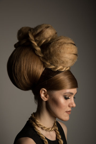 创意肖像的模特女孩与高级时尚的发型和化妆的背景。接发是一门美发艺术。概念-时尚和风格图片下载