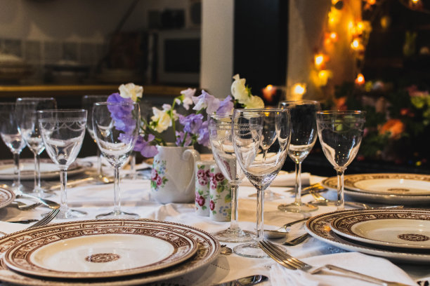 精致的餐桌，为复活节准备了精美的陶器和玻璃杯图片下载