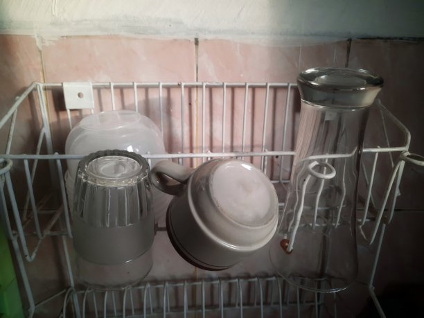 放在架子上的眼镜图片下载