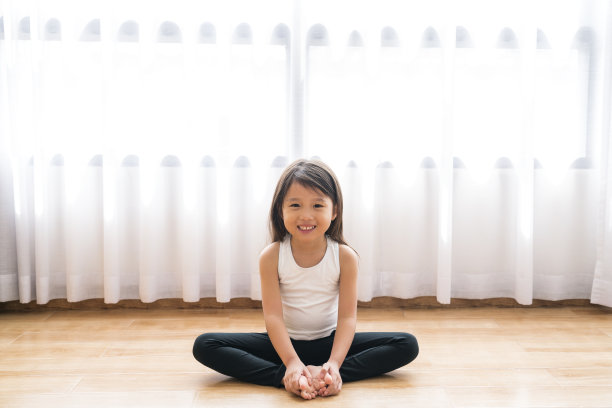 亚洲快乐女孩在卧室做瑜伽图片下载