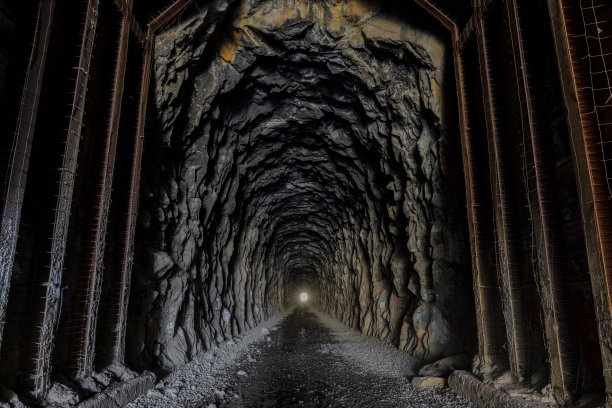 唐纳隘口火车隧道图片下载