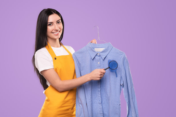 微笑的女人露出沾有污渍的衬衫图片下载