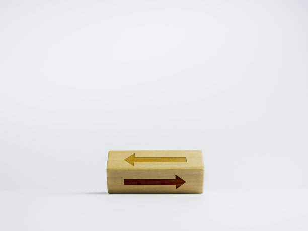 翻转木块与两个不同的箭头图标移动相反的方式在白色背景。在左、右之间选择正确的路径。决策的概念。图片下载