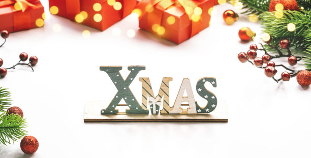 圣诞快乐或新年背景红色礼品盒，冷杉枝，圣诞球，浆果和题词圣诞节图片下载