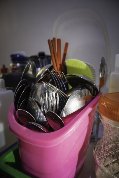 勺子、叉子、筷子放在餐桌粉红色的地方图片下载