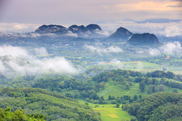 泰国清莱城市和山脉上的日出鸟瞰图，日期照片摄于2021年10月20日图片下载