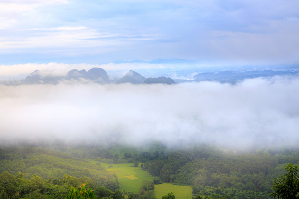 泰国清莱城市和山脉上的日出鸟瞰图，日期照片摄于2021年10月20日图片下载