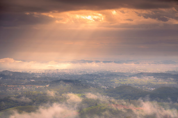 泰国清莱城市和山脉上的日出鸟瞰图，日期照片摄于2021年10月20日图片下载