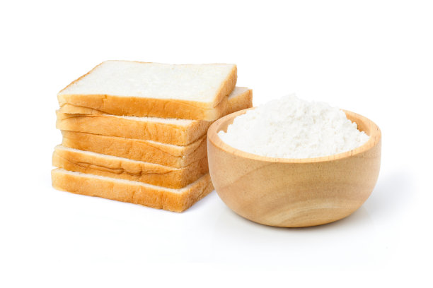 面包片与粉末在木碗隔离在白色背景。图片下载