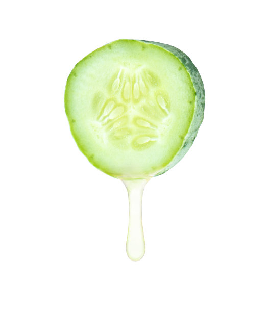 黄瓜精油滴孤立的白色背景。图片下载