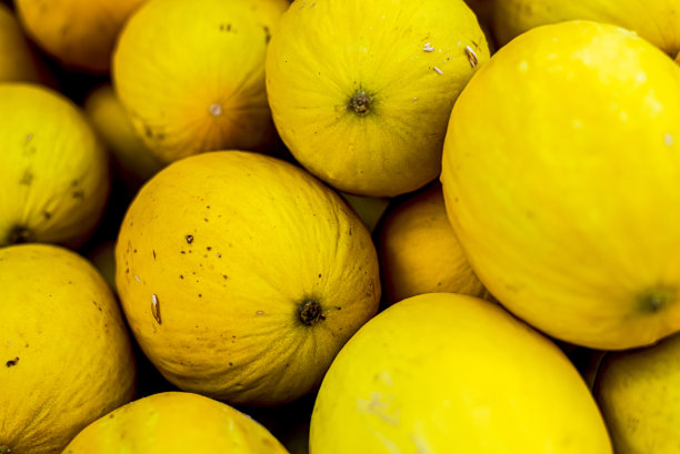 在sao joaquim集市上，黄色美味的西瓜堆在一起待售。图片下载