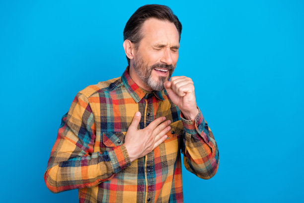 照片人像男子出现新冠肺炎症状需要药物隔离鲜艳的蓝色背景图片下载