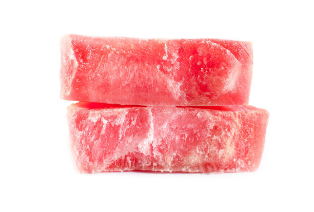 两大块冷冻金枪鱼牛排。在白色背景上隔离图片下载