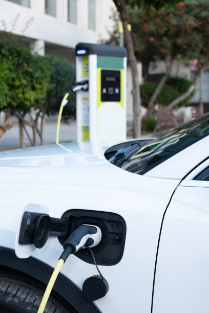 用于混合动力汽车充电电池的电源。环保车的概念。图片下载