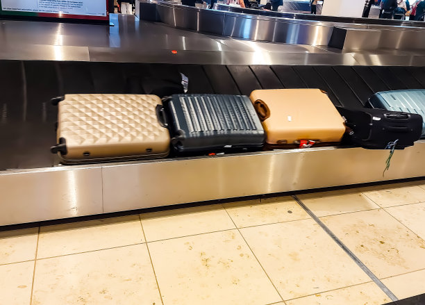行李带上的行李箱——在机场处理行李图片下载
