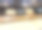 行李带上的行李箱——在机场处理行李图片下载