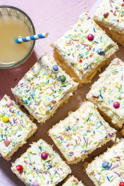 用奶油和糖屑装饰的切片海绵蛋糕。特写视图图片下载