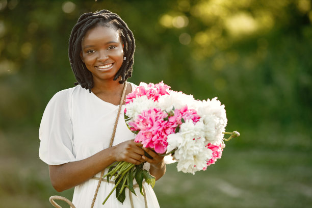 带着鲜花的美丽黑人女人的肖像图片下载