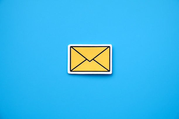 黄色信息，通知，电子邮件或信封签名的照片蓝色背景。图片下载