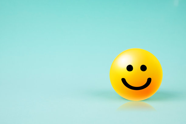 快乐的笑脸表情符号，复制空间在蓝色背景图片下载