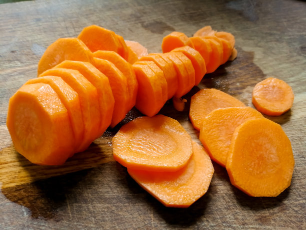 把胡萝卜切在带环的木板上图片下载