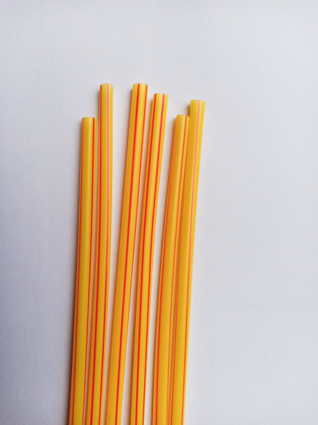 有不同颜色的塑料吸管图片下载