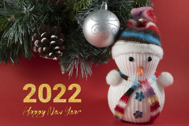 快乐的新年2022 -圣诞节闪亮的红色背景与圣诞树树枝，松果和雪人。图片下载