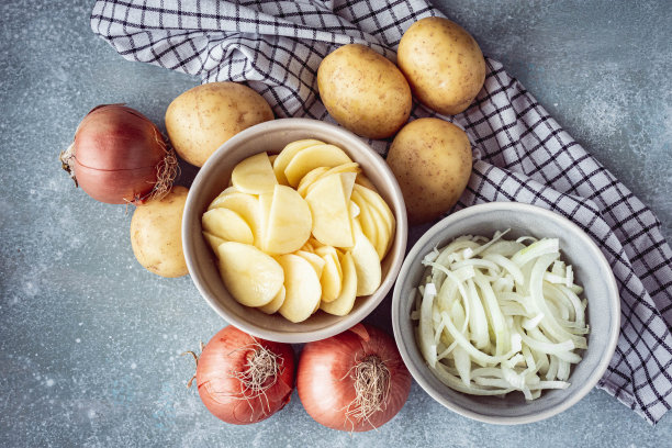 碗里有洋葱片和土豆片图片下载