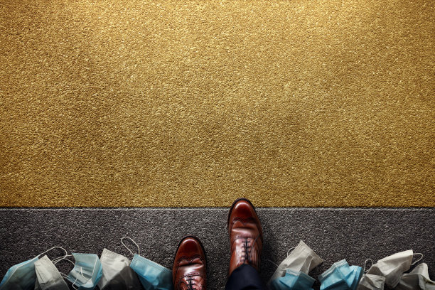 开始的概念。应对冠状病毒疫情的商业战略。商人的脚步和前进的新挑战。从使用过的医用口罩开始。图片下载