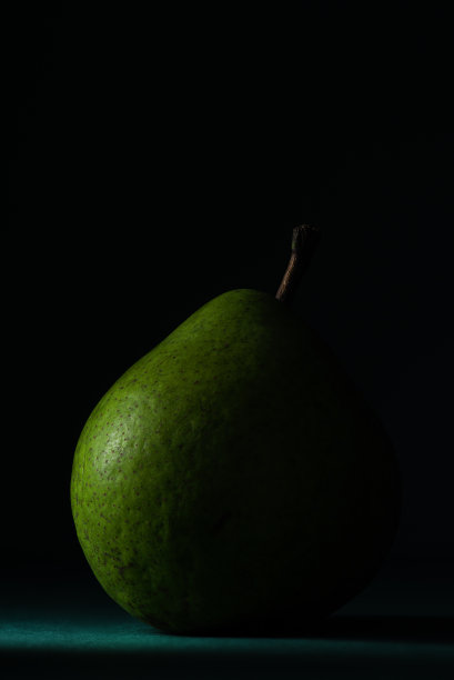 黑暗背景下的梨子静物影像图片下载