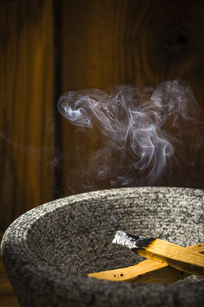 涂抹仪式燃烧帕洛桑托木棒。精神冥想和瑜伽仪式图片下载