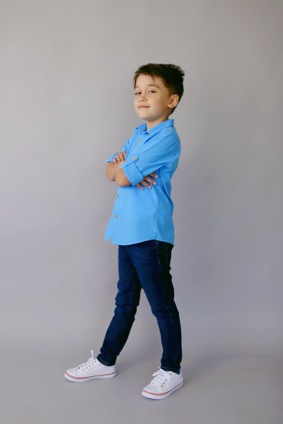 魅力男孩穿蓝色衬衫和牛仔裤图片下载