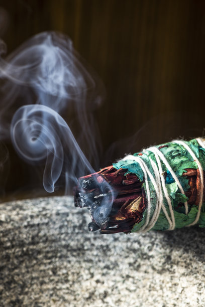 涂抹仪式燃烧鼠尾草棒。精神冥想和瑜伽仪式图片下载