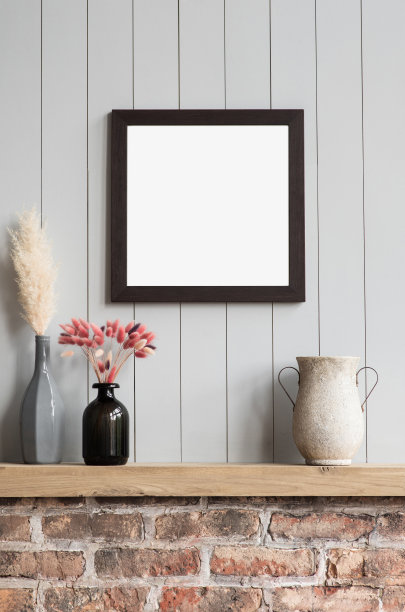 室内设计中的艺术品模型。灰色的墙上挂着空白的白色相框图片下载